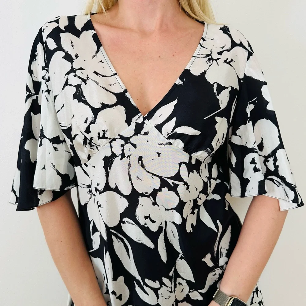 Lauren Ralph Lauren 100% silk white black floral print V-neck blouse top - Picture 3 of 7